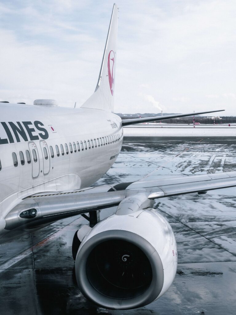 Foto de avión estacionado