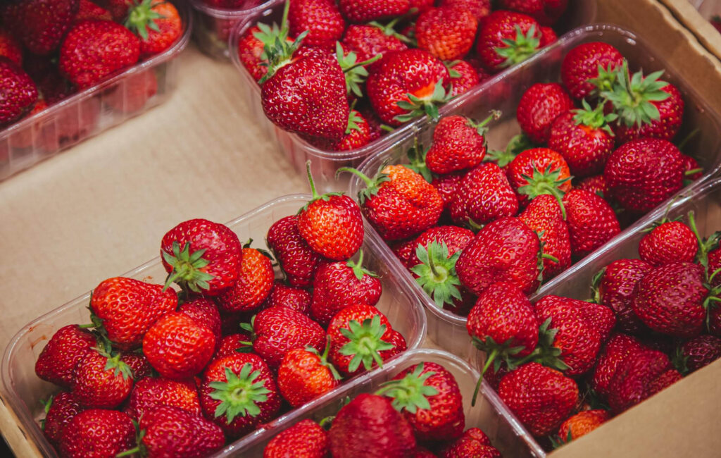 Fresas frescas en mostrador de supermercado | Imagen desde freepik, por pvproductions