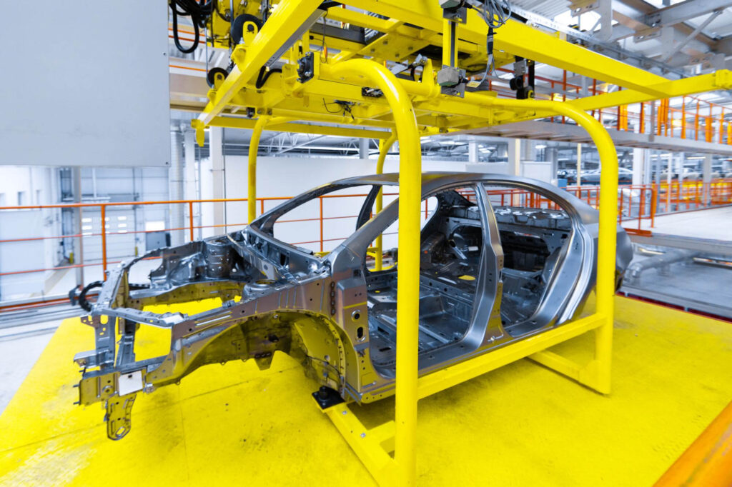 Producción de línea de montaje de automóviles | Imagen desde freepik, por usertrmk