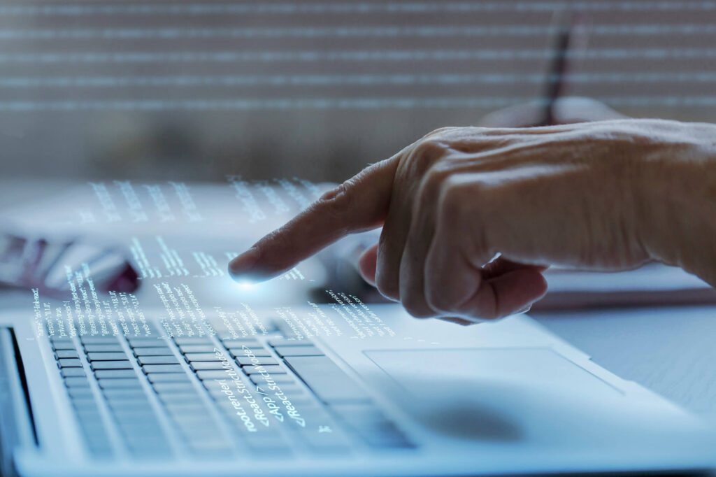 Programador reforzando la seguridad de una empresa | Imagen desde freepik, por freepik