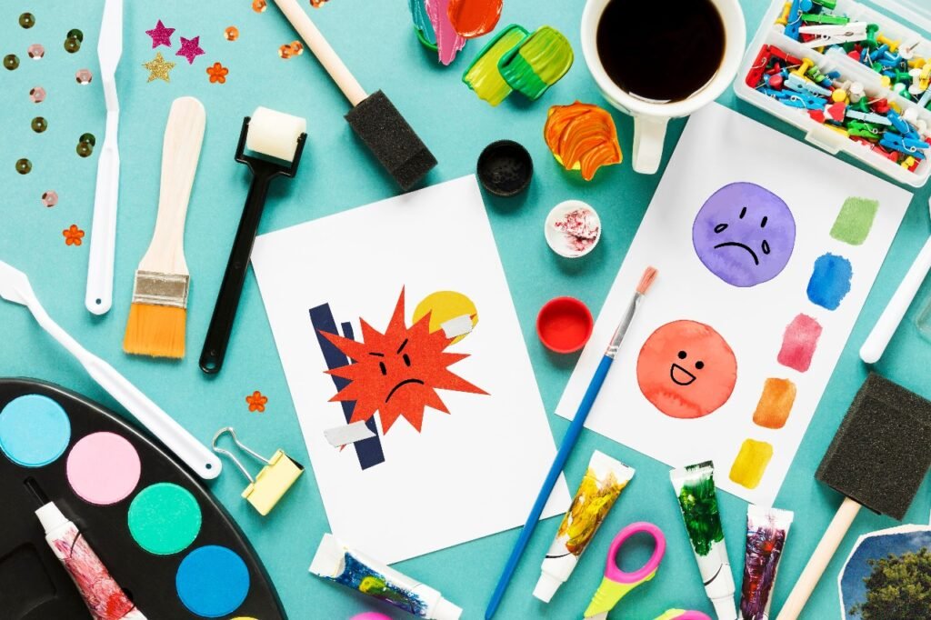 Imagen de materiales de pintura y café, con varias emociones pintadas