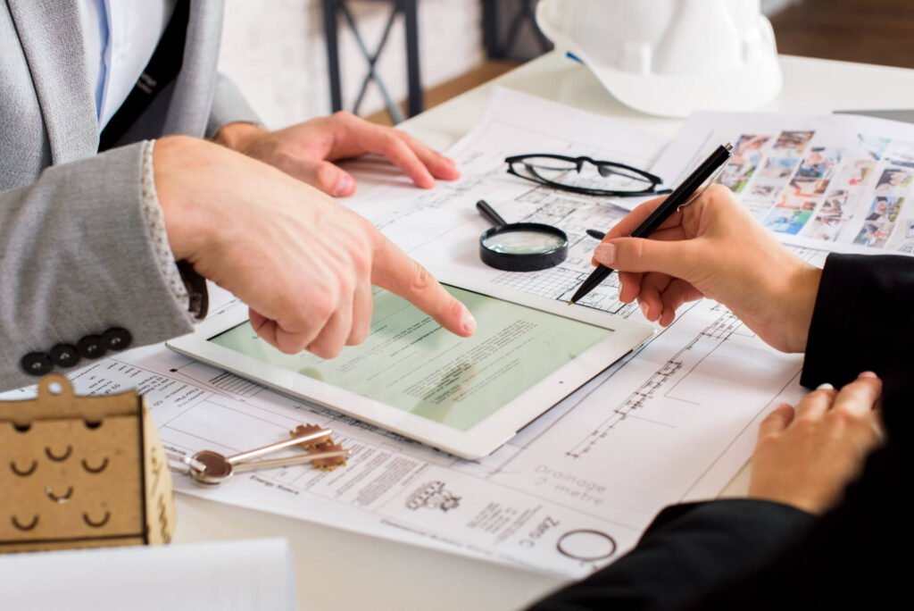 Empresarios analizan un plan de negocios en una tableta | Imagen desde freepik, por freepik