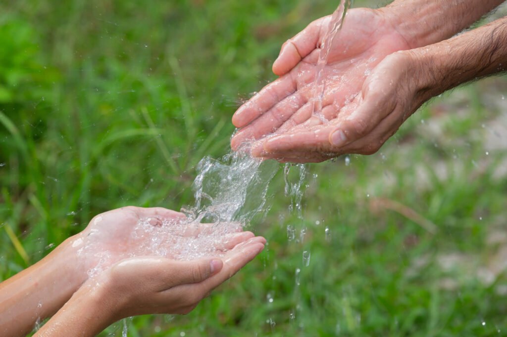 Manos cuidando del agua | Imagen desde freepik, por jcomp